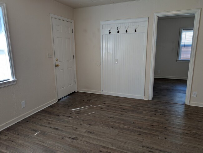 Building Photo - 213 Arbor St