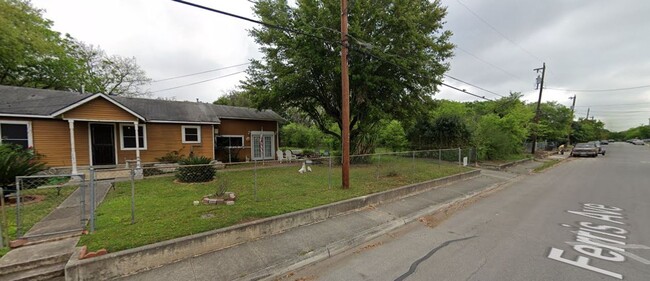 Building Photo - Spacious Home Near Downtown