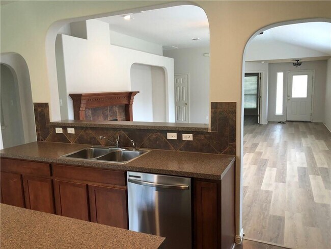 Foto del edificio - 300 Middle Creek Dr