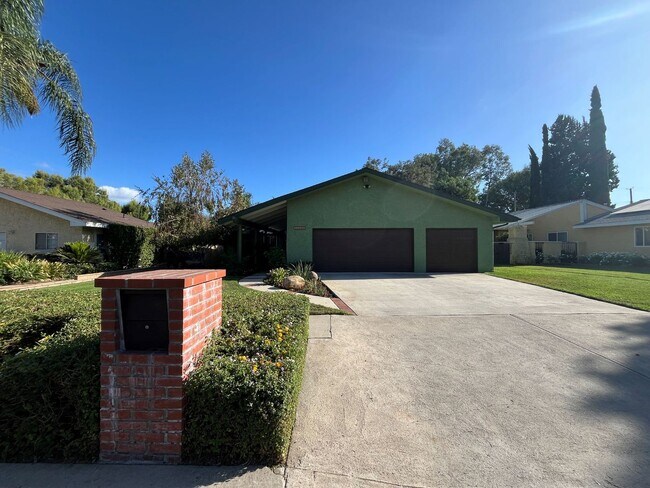 Building Photo - MOVE-IN READY! Chatsworth 3+2 w/open floor...