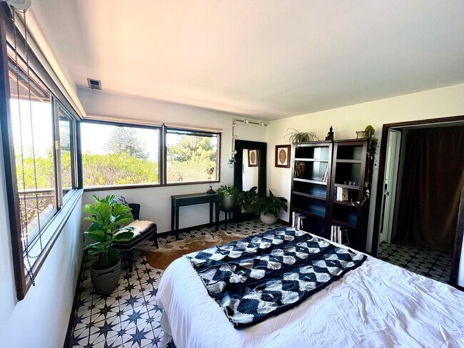 Bedroom - 10 Maybeck Twin Dr