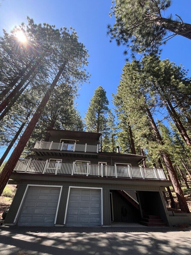 Foto principal - 4 Bedroom, 2 bath single-family home, priv...