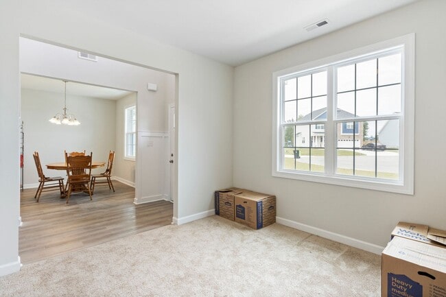 Foto del edificio - Spacious 6 bedroom 3.5 Bath Two Story Home...