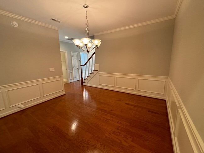 Building Photo - 4 Bedroom, 3 Full Bath End Unit Townhome i...