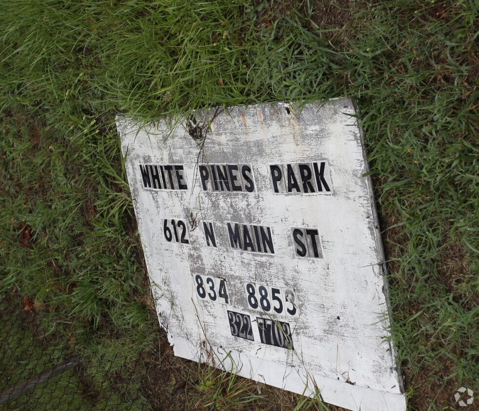 Building Photo - White Pines Park
