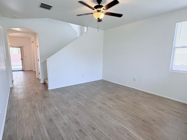 Building Photo - 4 bed/3bath in desirable Paseo Del Rio Community