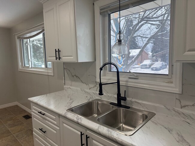 Building Photo - 5 Parkway Crescent