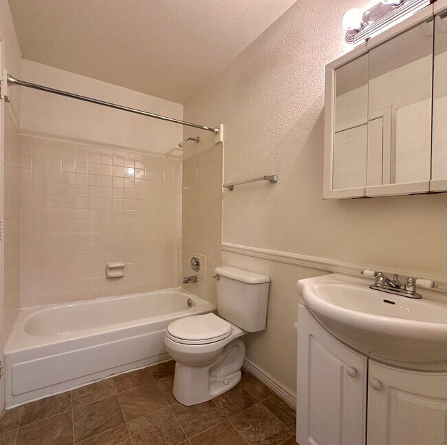 Building Photo - Spacious 2 Bed 2 Bath Condo in Aurora! Acr...