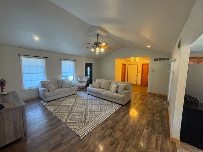 Building Photo - Great home!