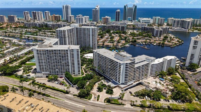 Foto del edificio - 500 Three Islands Boulevard