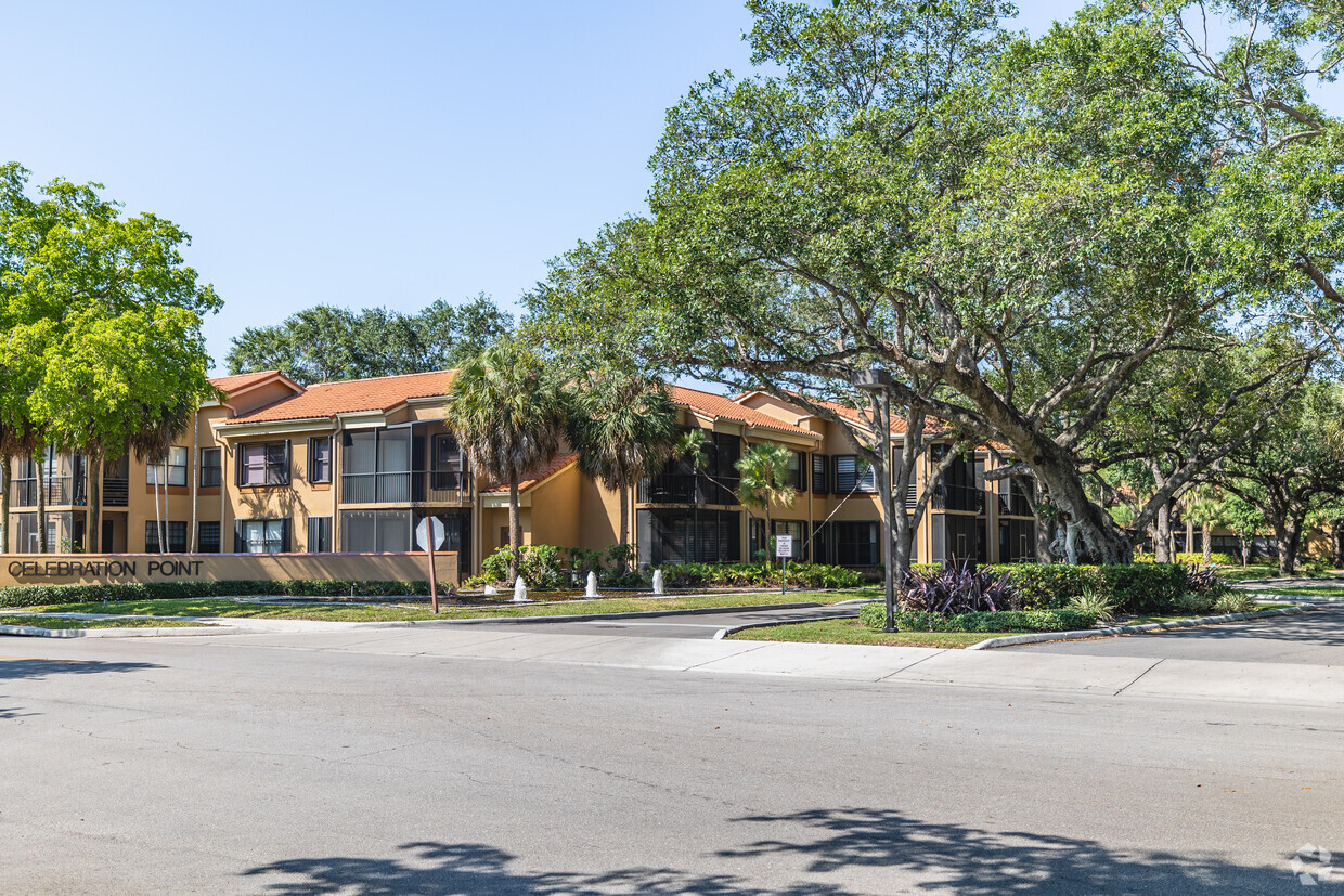 15405-15579 Miami Lakeway N - Entrada - Celebration Point Condominiums