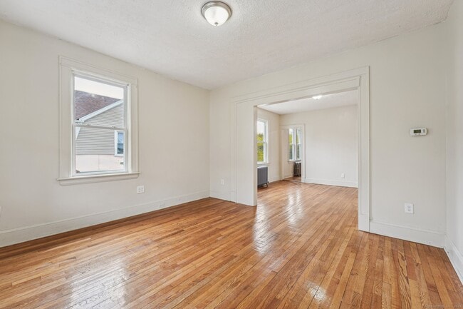 Building Photo - 154 Easton Ave