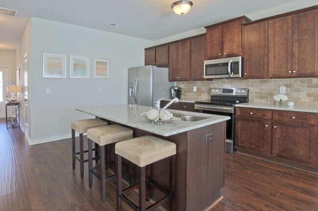 Building Photo - 3 bed 2.5 Bath Town Home in Jonesboro! Gar...