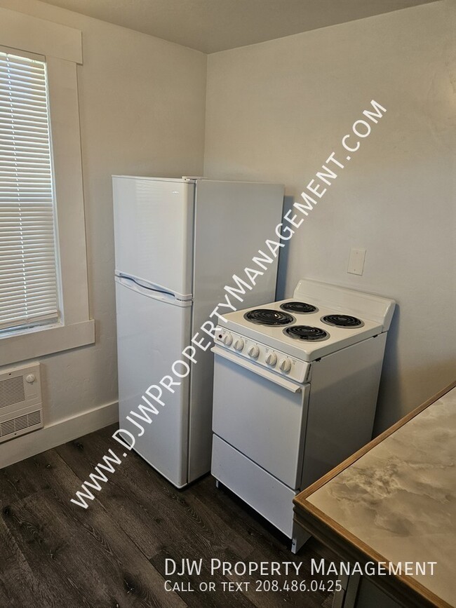 Building Photo - 424 5th St S