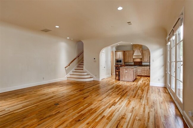Building Photo - 245 Casa Blanca Ave