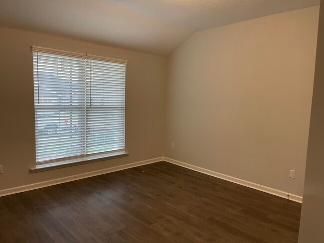 Building Photo - 811 Goodale Dr