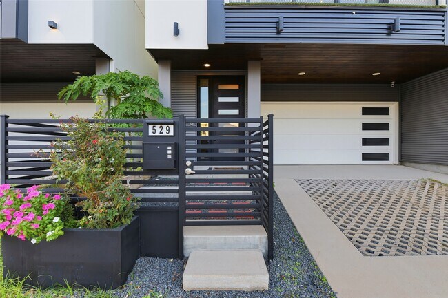 Foto del edificio - 529 Memorial Heights Dr