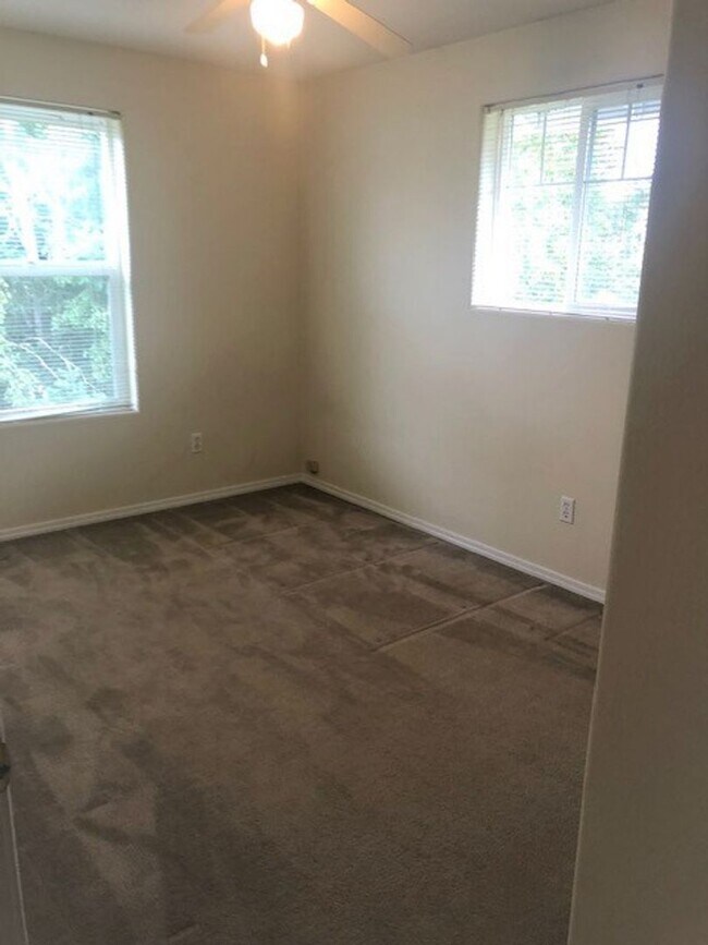 Building Photo - 3107 Periwinkle St