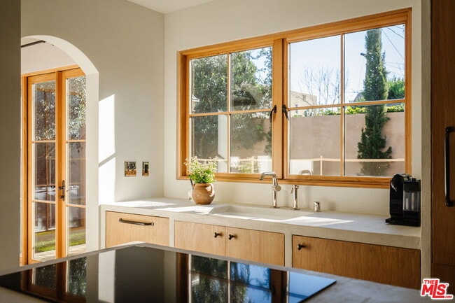 Foto del edificio - 2640 Clyde Ave