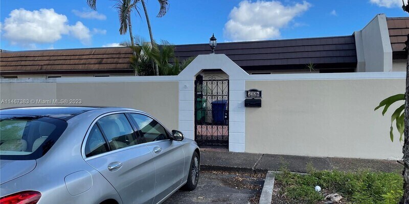 Primary Photo - 7326 S Miami Lakeway S # 7326