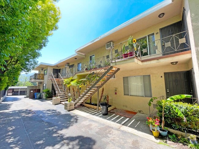 Foto del edificio - 3104 Montrose Ave