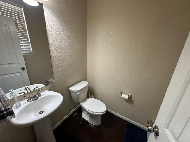 Foto del edificio - 3 Bed 3 bath house in Banning Lewis!