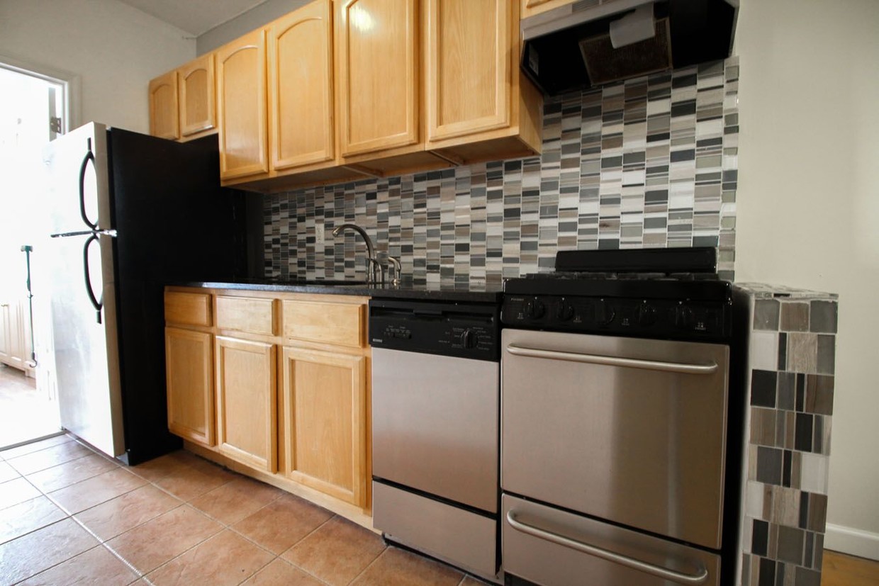 Primary Photo - 1286 Halsey St