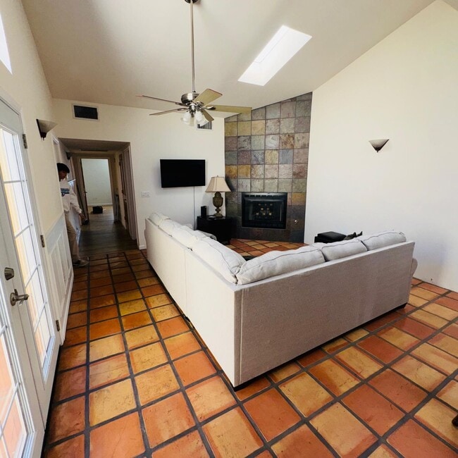 Foto del edificio - 325 W Santa Barbara