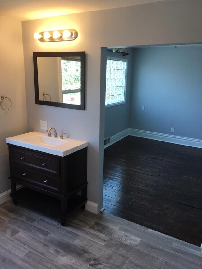 MB and Bedroom - 3405 Pestalozzi St
