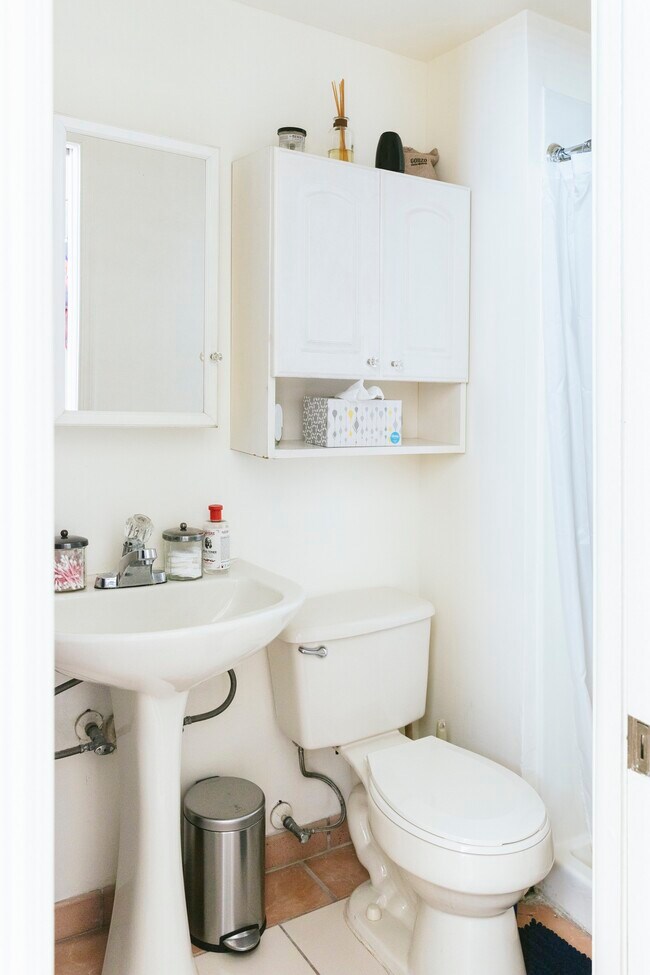 Bathroom - 2320 N Dixie Hwy