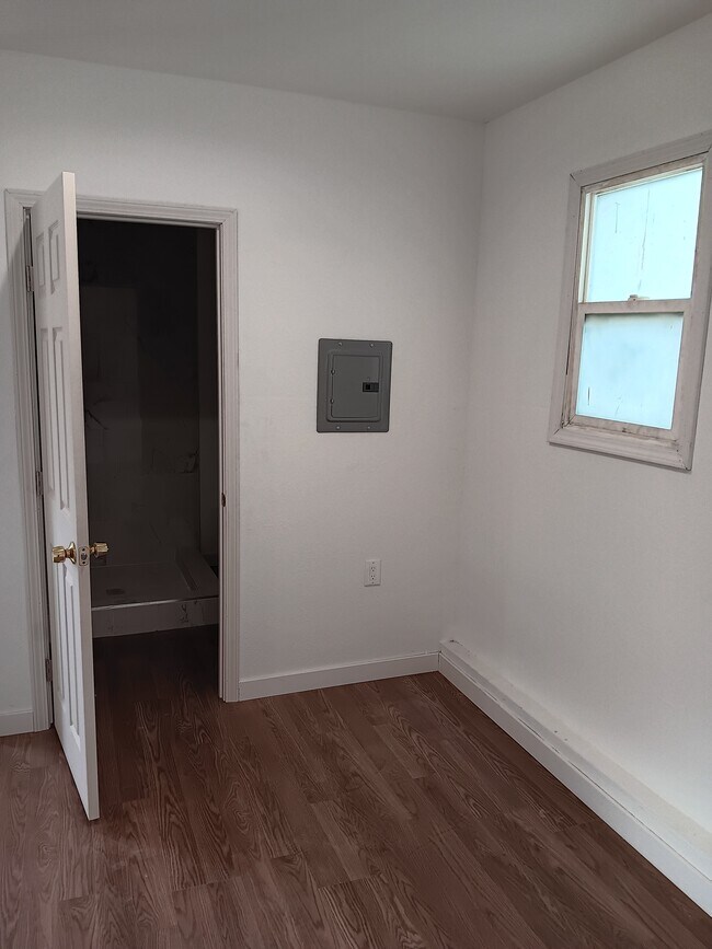 Building Photo - 44279 Carolside Ave