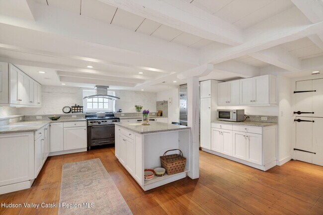 Foto del edificio - 48 Oak Rd