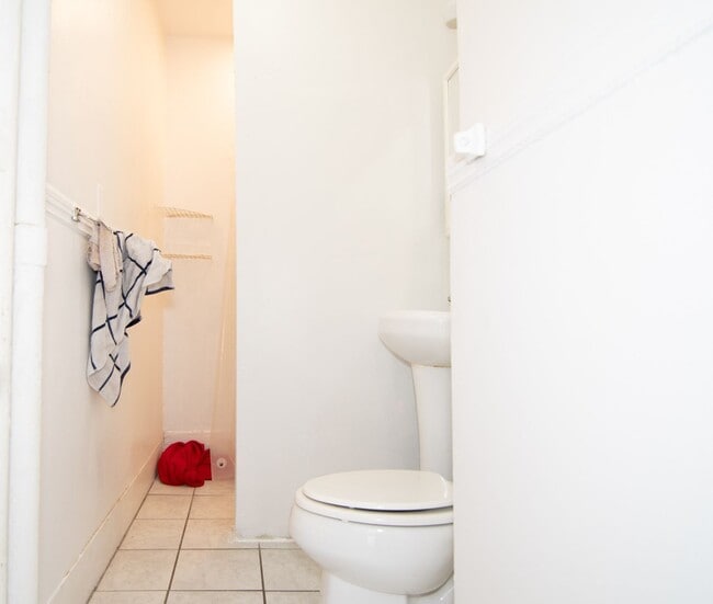 Photo - Great BU two bedroom, high ceilings, great living room Apartment