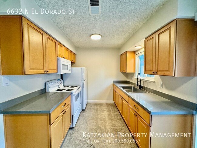 Building Photo - Updated Single-Story 2-Bedroom 1-Bath Triplex