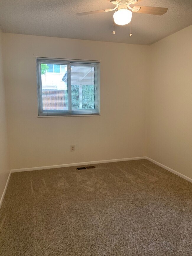 Building Photo - 1736 Clover Leaf Dr