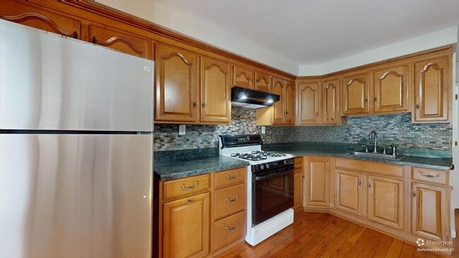 Building Photo - 161 Bennington St