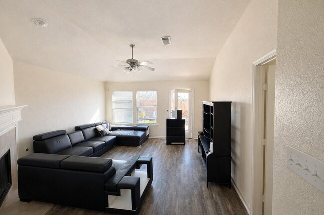 Foto del edificio - 17715 Barton Point Ln