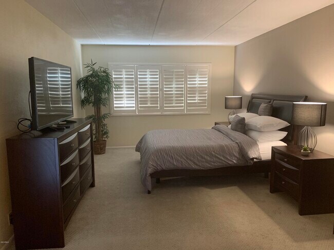 Foto del edificio - 7910 E Camelback Rd