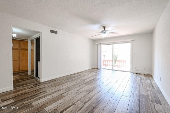 Building Photo - 2121 W Royal Palm Rd