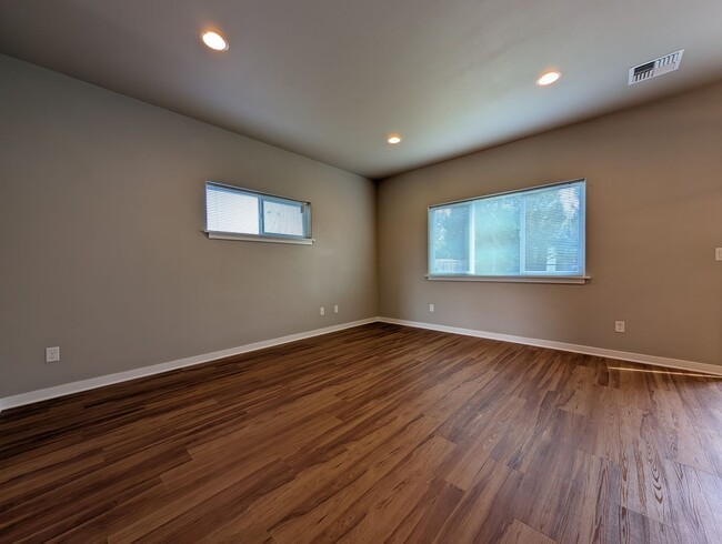 Building Photo - Great 3 bedroom/ 2.5 bathroom duplex- Near...
