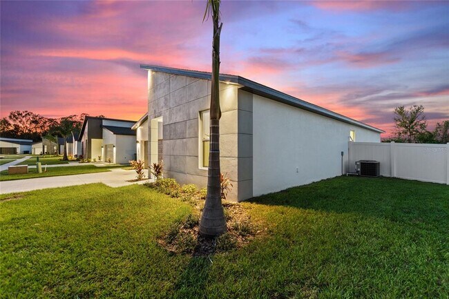 Building Photo - 330 Royal Palm Wy