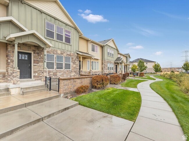 Building Photo - 8136 N Rock Creek Cove Ln