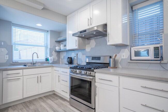 Modern large full kitchen - 65 S 9th St