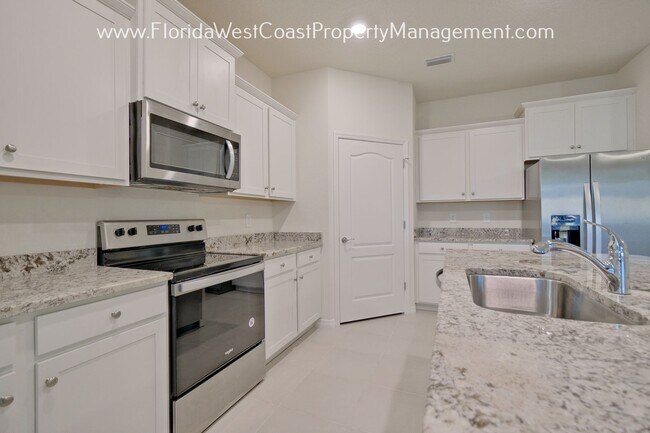 Building Photo - OUTSTANDING LAKEWOOD RANCH HOME! 4 BEDROOM...
