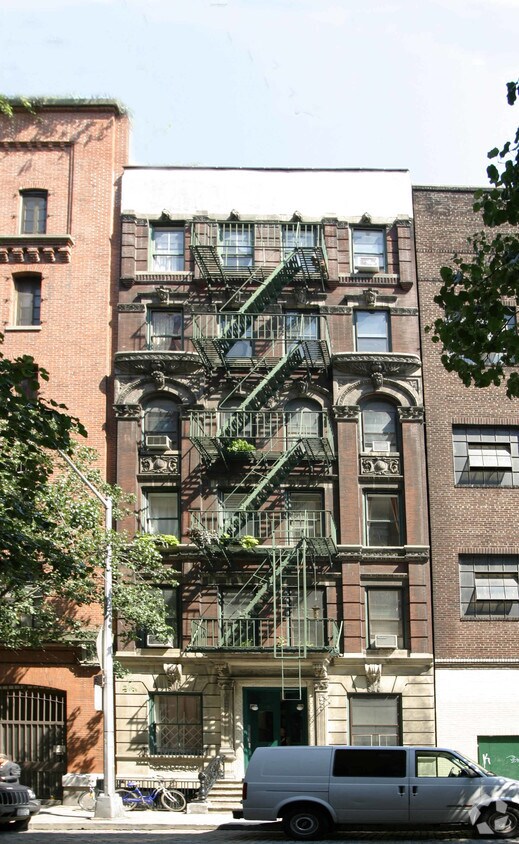 Building Photo - 129 Perry St