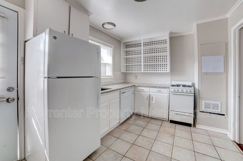 Foto principal - 1416 S Quaker Ave