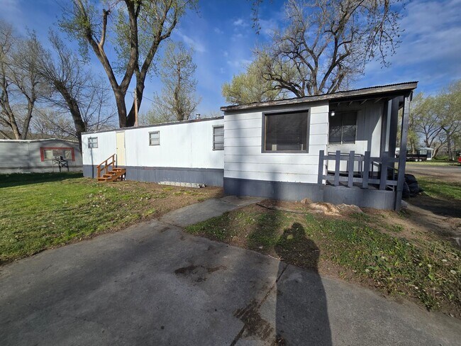 Building Photo - 2 bed 1 bath Home *Section 8 Welcome*
