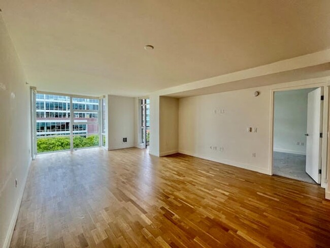 Building Photo - 1BR + Den/1BA W/ Deck +Parking & Storage @...
