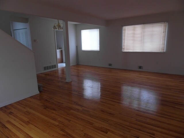 Foto del edificio - 3 Bedroom, 1.5 Bath, Townhouse in Oscoda v...