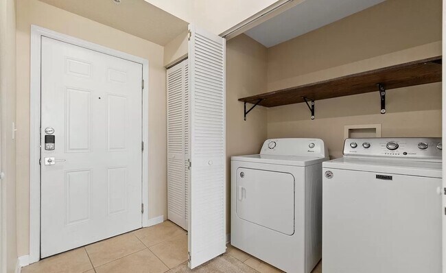 Building Photo - This unique and well manicured unit offers...